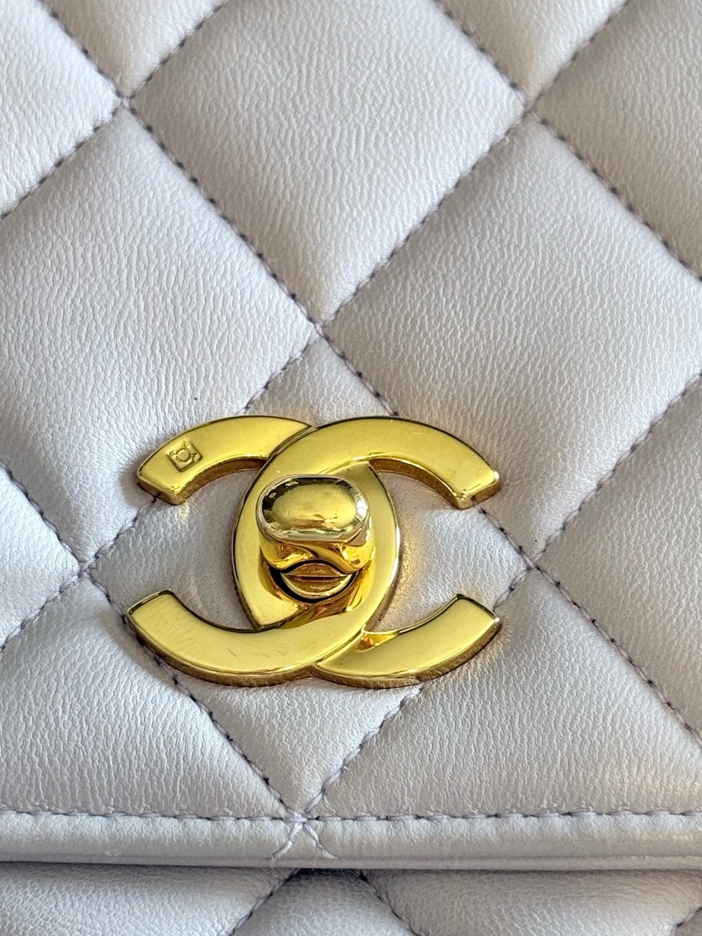 CHANEL Vintage 1996–1997 Lavender Quilted Lambskin Shoulder Bag - Picture 8 of 12